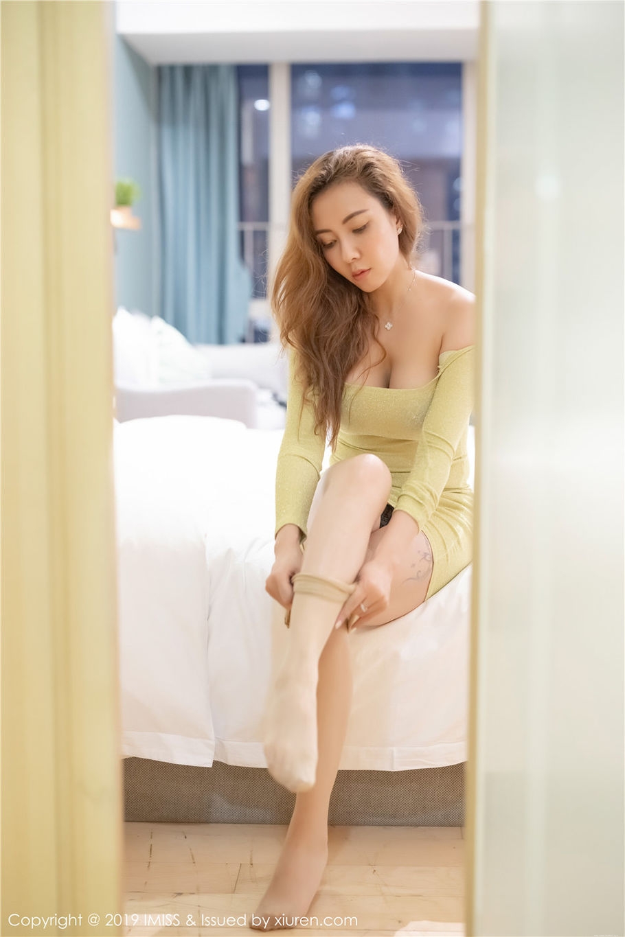 风骚少妇果儿Victoria透视装超短裙真空诱惑写真