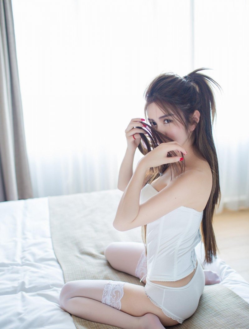 性感美腿美女李七喜丰胸大乳诱惑私房照