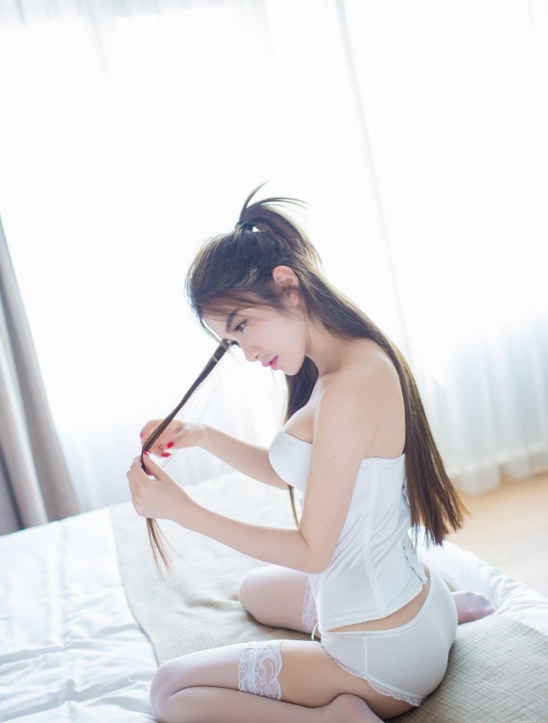 性感美腿美女李七喜丰胸大乳诱惑私房照