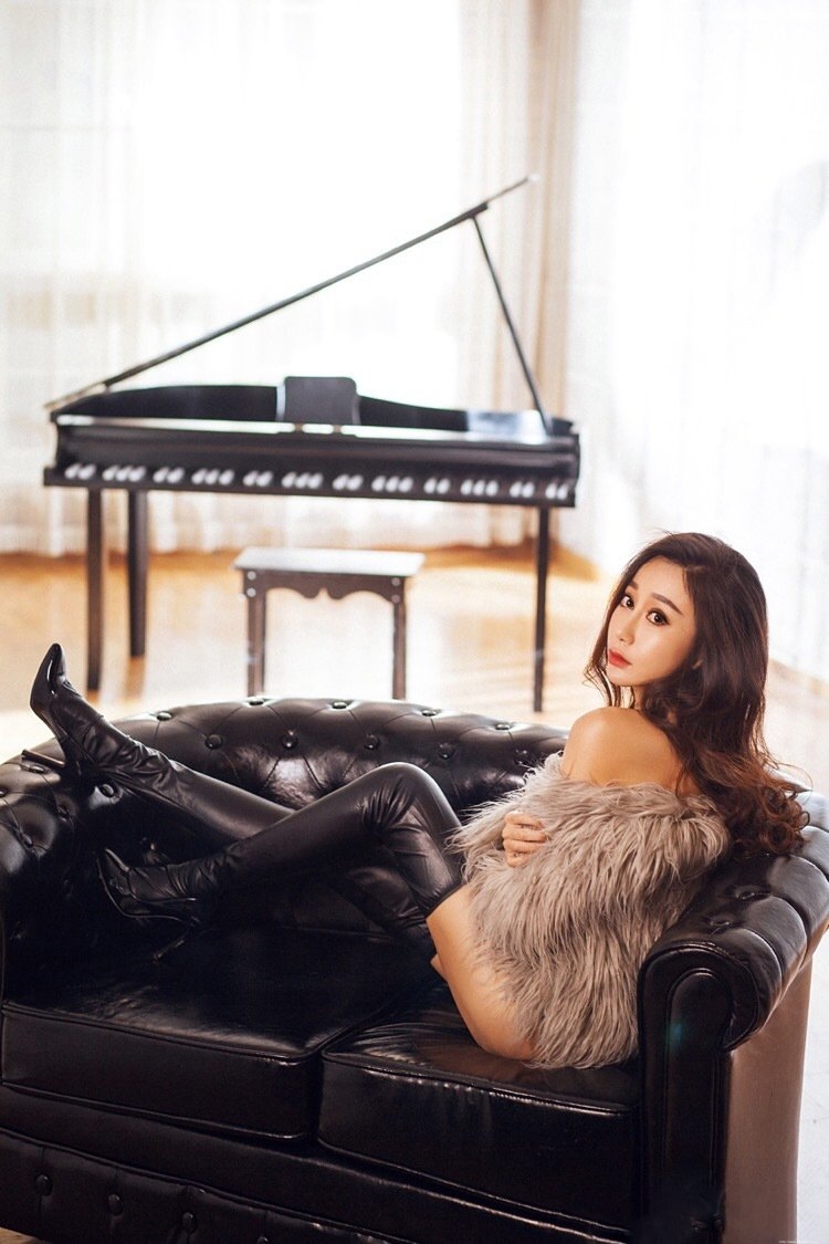 金发美女王晓音性感高跟美腿诱惑写真图片