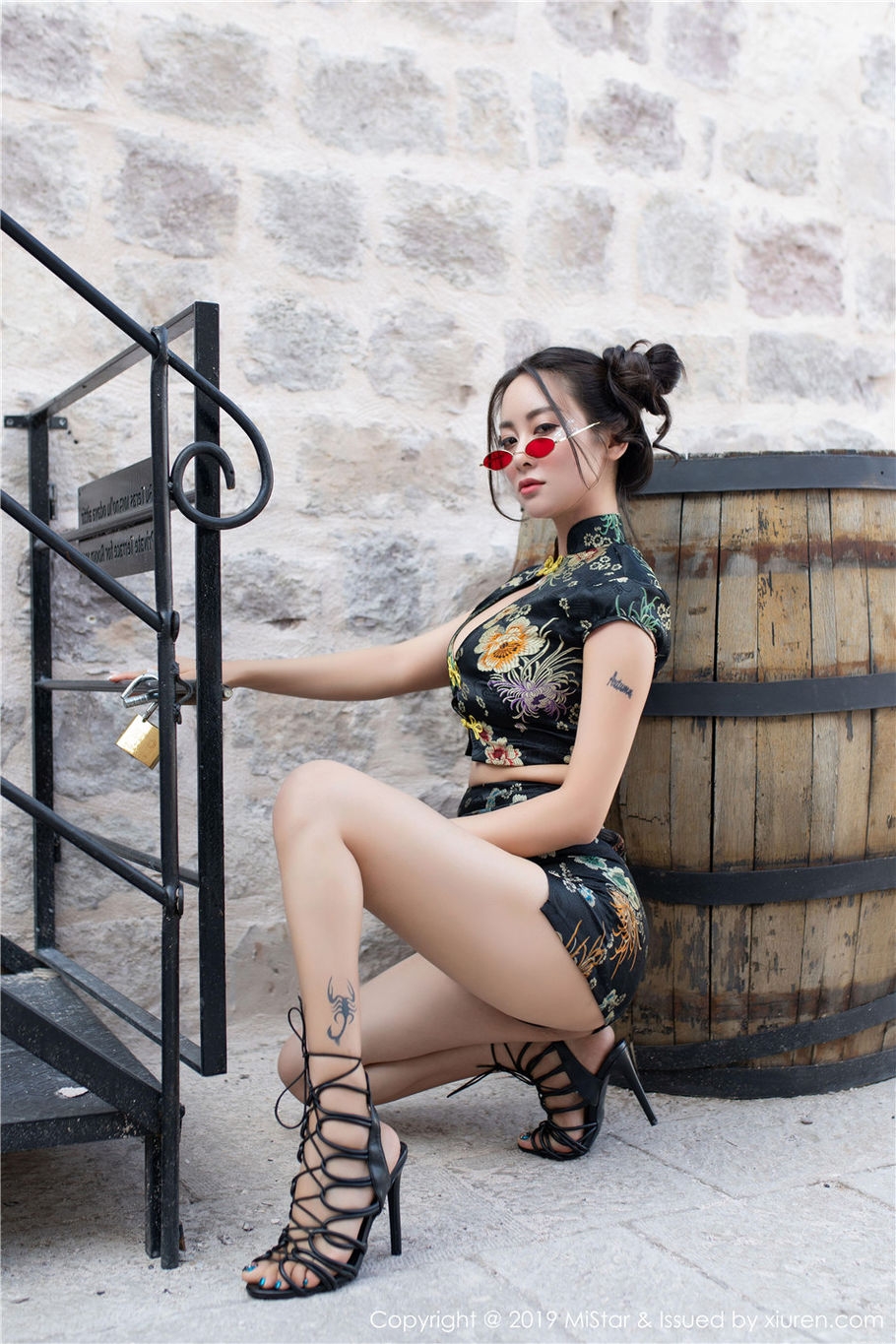 旗袍美女穆菲菲翘臀美腿妖艳写真