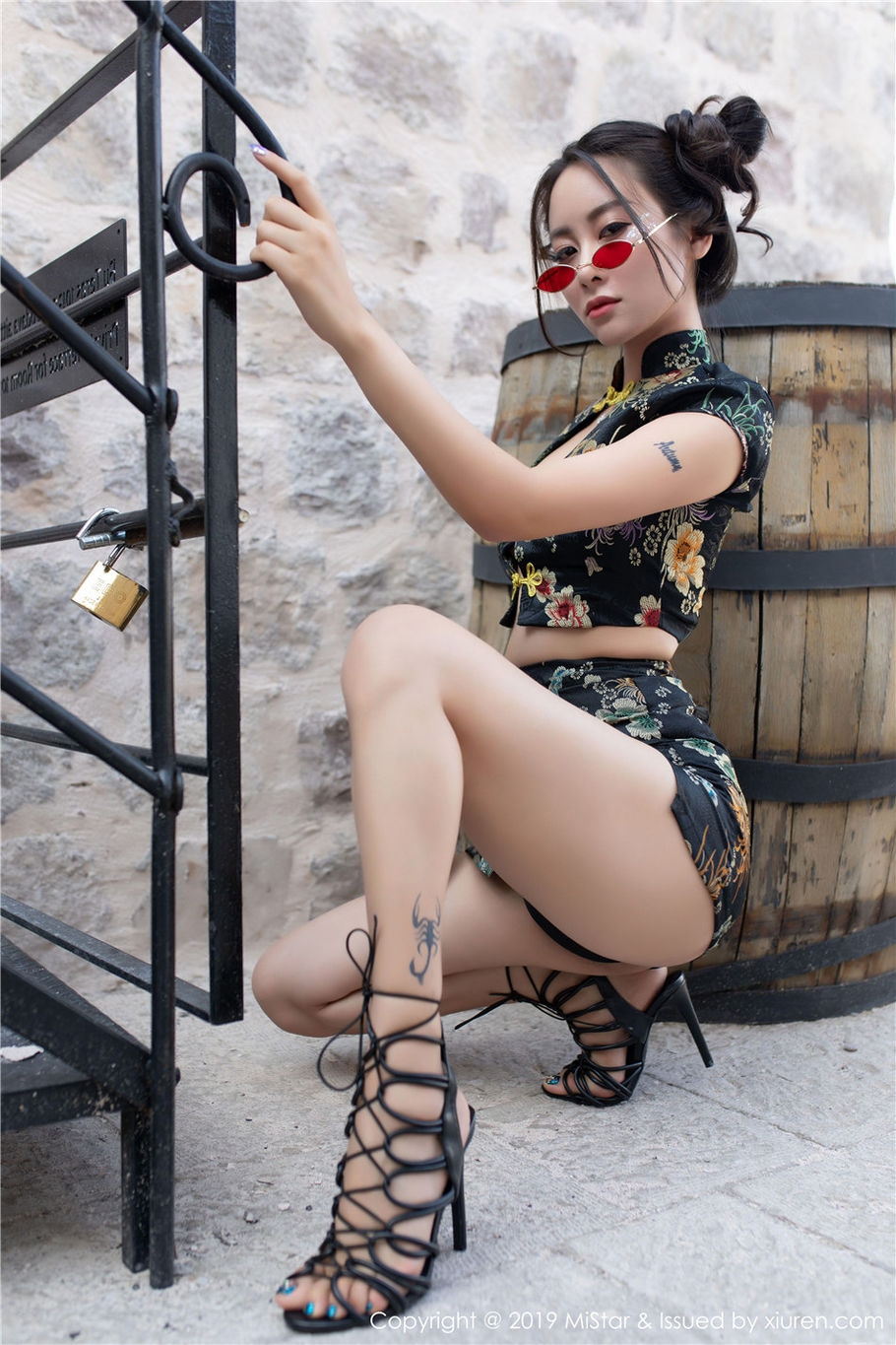 旗袍美女穆菲菲翘臀美腿妖艳写真