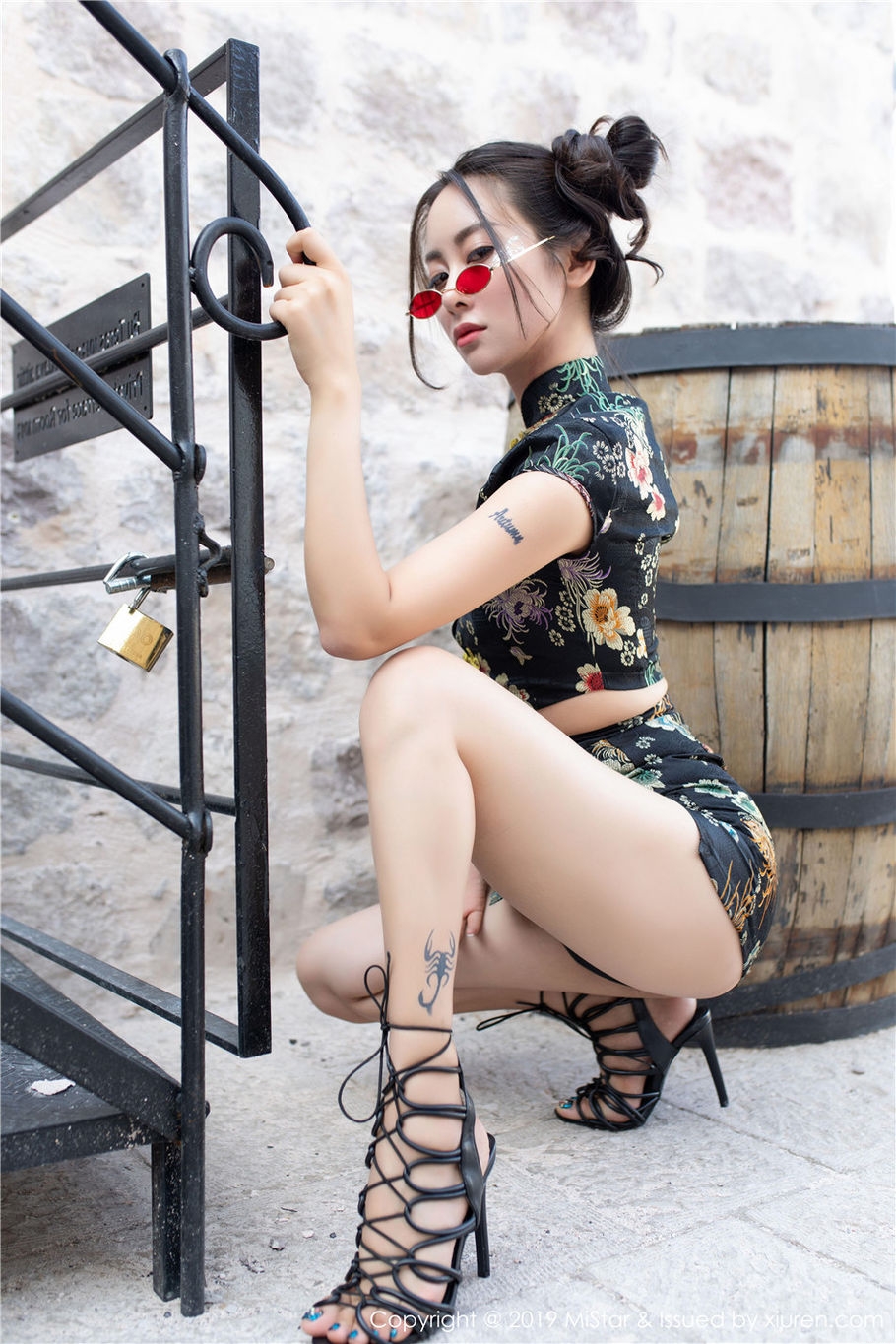 旗袍美女穆菲菲翘臀美腿妖艳写真