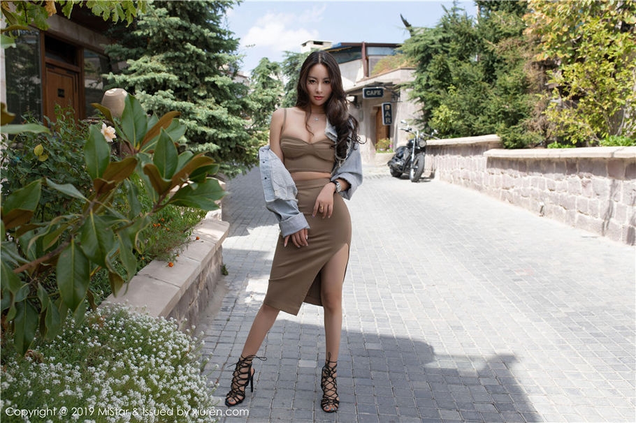 旗袍美女穆菲菲翘臀美腿妖艳写真