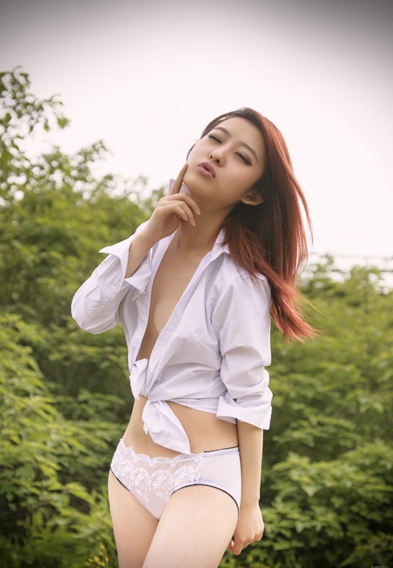 性感美胸美女Medusa野外白衬衫大胆人体销魂写真图