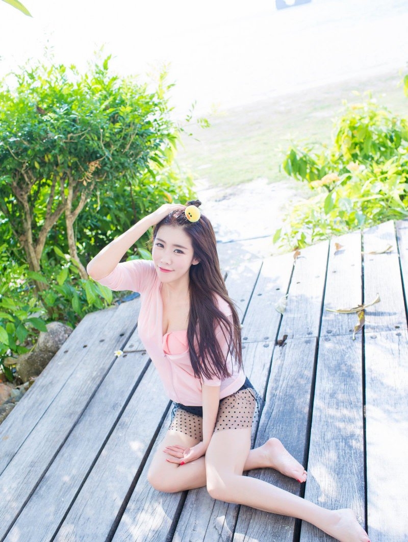 性感美腿美女程小烦无肩带内衣写真摄影艺术图