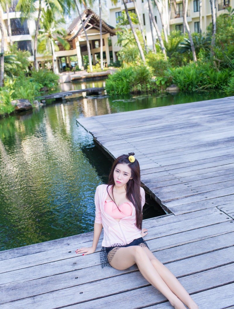 性感美腿美女程小烦无肩带内衣写真摄影艺术图