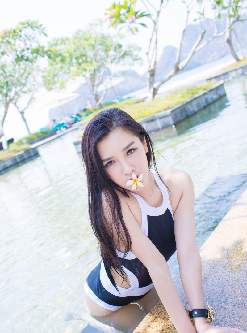 时尚性感美女诱惑三点式泳装妖娆写真图片