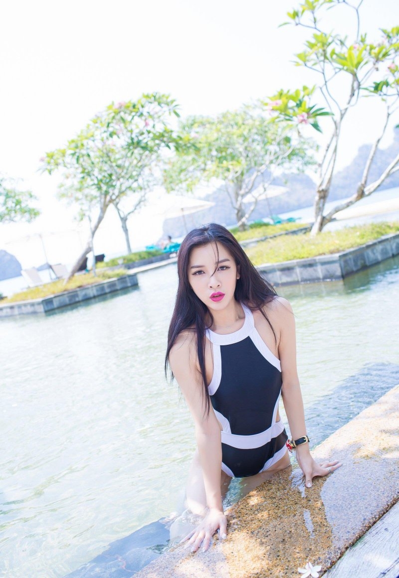 时尚性感美女诱惑三点式泳装妖娆写真图片