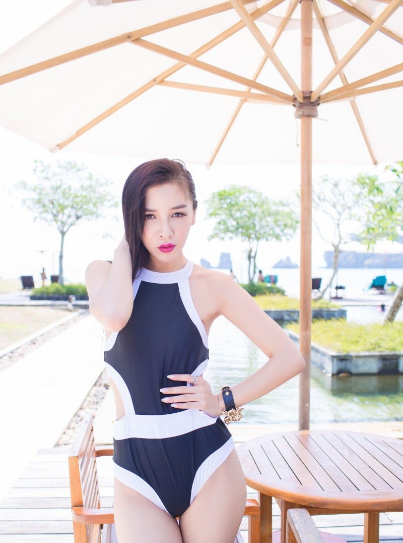 时尚性感美女诱惑三点式泳装妖娆写真图片