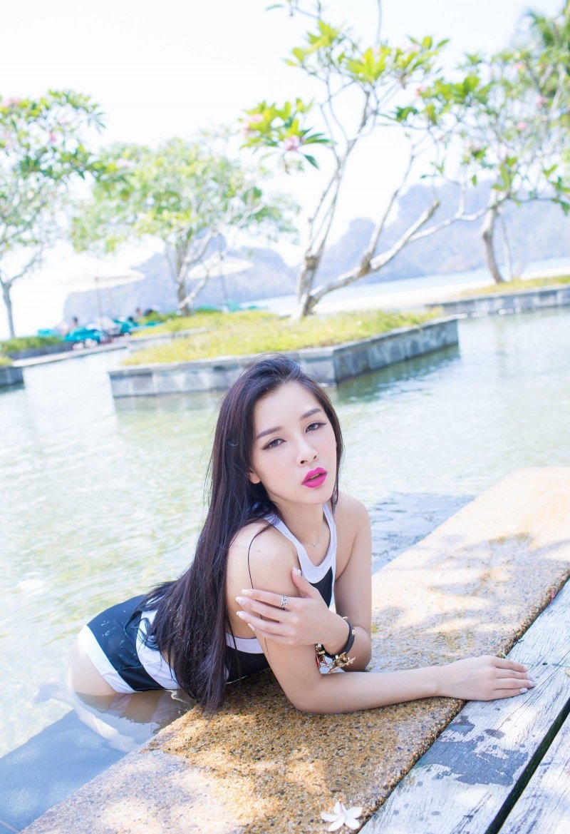 时尚性感美女诱惑三点式泳装妖娆写真图片