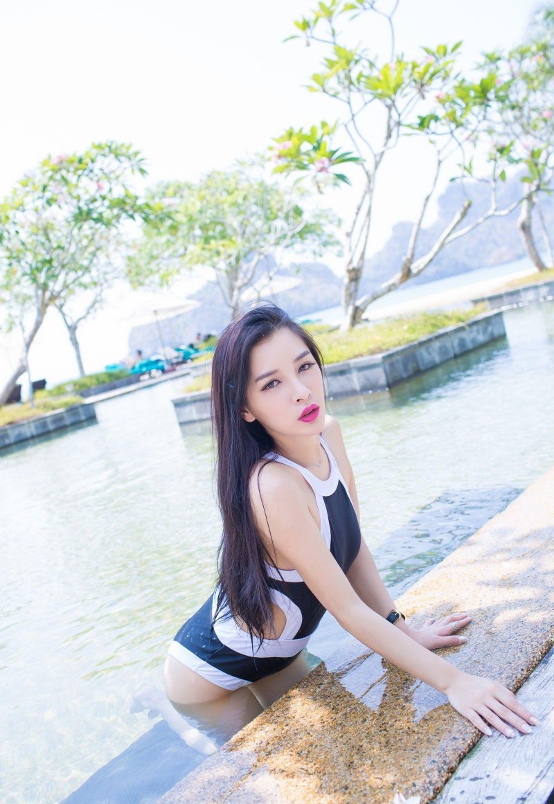 时尚性感美女诱惑三点式泳装妖娆写真图片