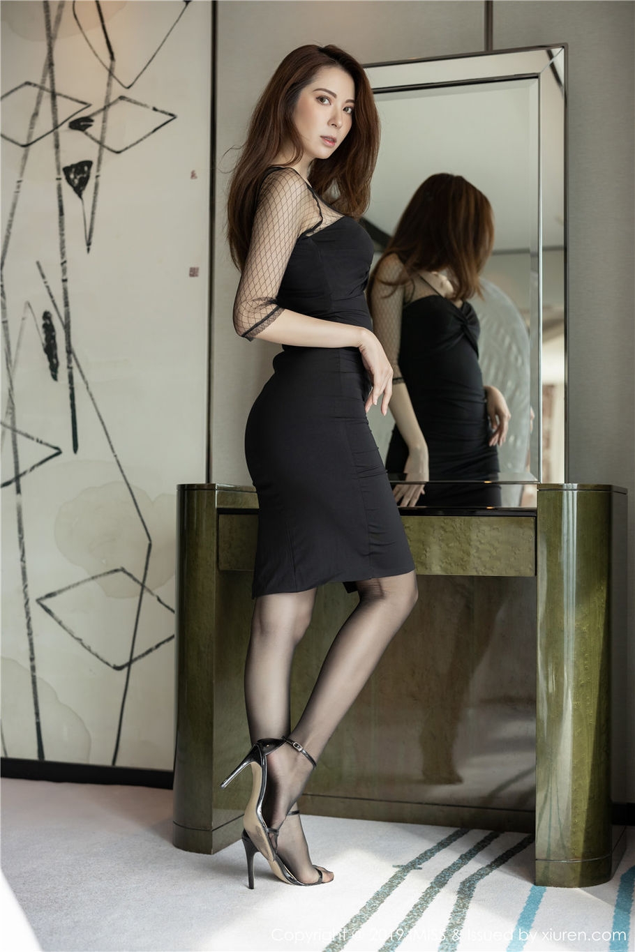 养眼秘书carry美乳丝袜美腿诱惑写真集