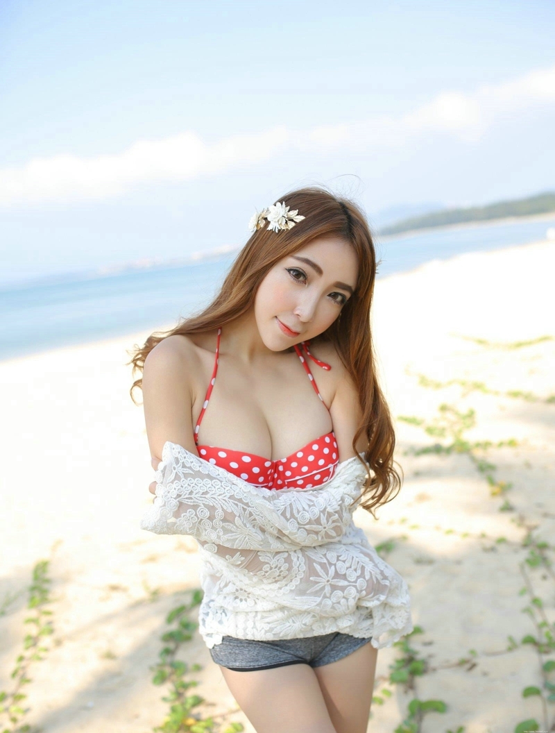 性感高叉泳装美女黄歆苑海边度假清凉艺术写真图
