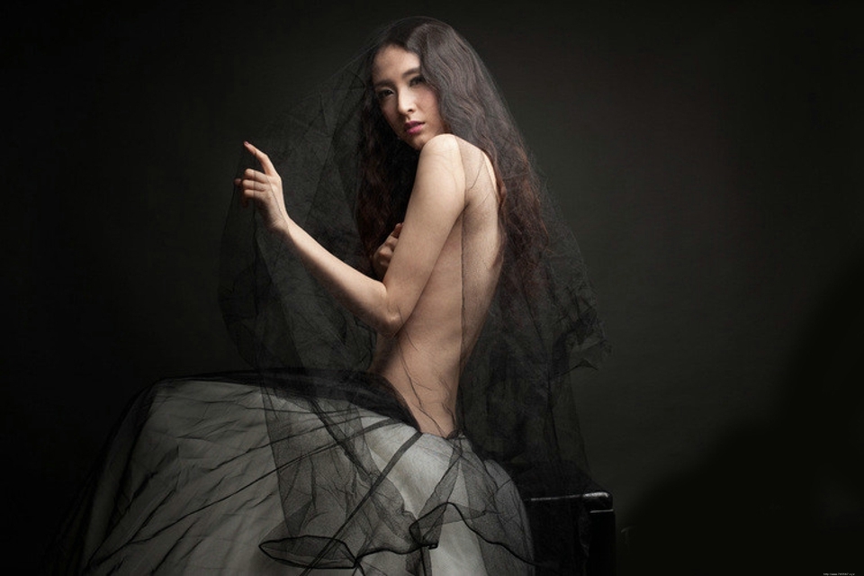 半裸黑纱美女极品诱惑大胆写真