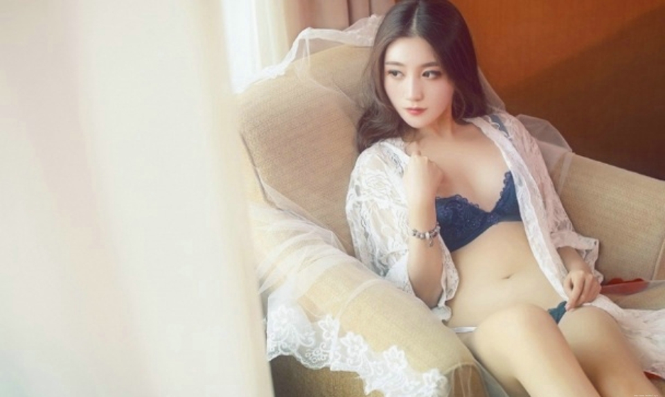 清纯女孩丰胸美胸性感诱惑翘臀写真图片