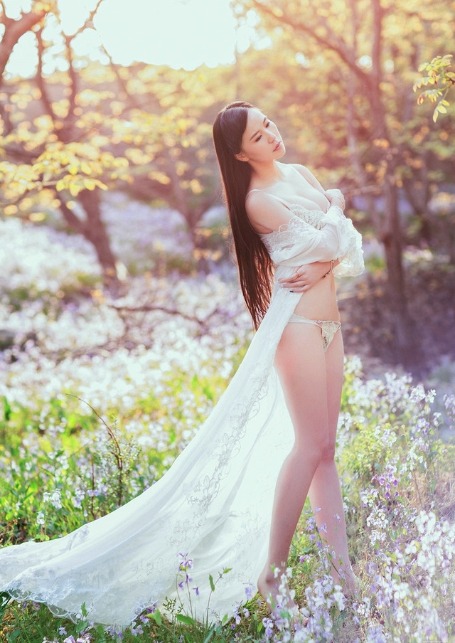 小清新美女性感比基尼野外娇媚写真