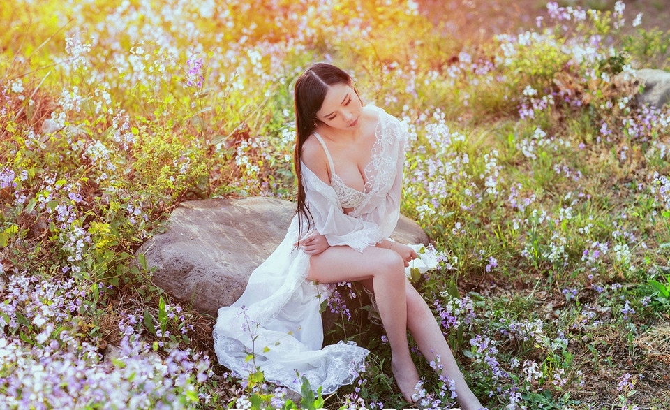 小清新美女性感比基尼野外娇媚写真