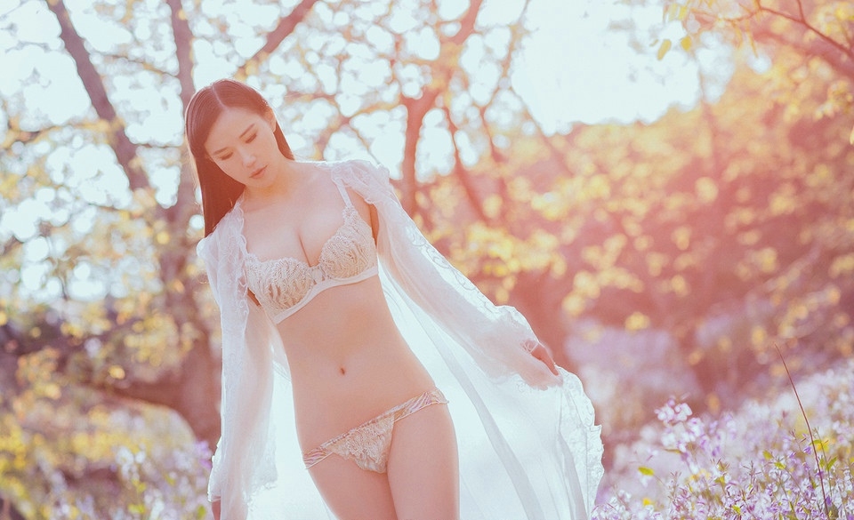 小清新美女性感比基尼野外娇媚写真