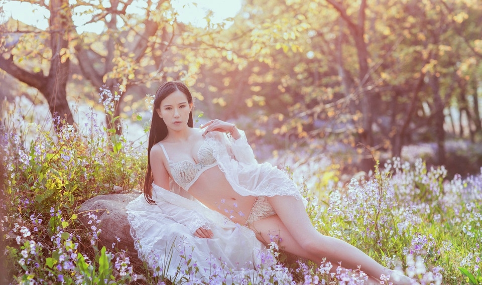 小清新美女性感比基尼野外娇媚写真