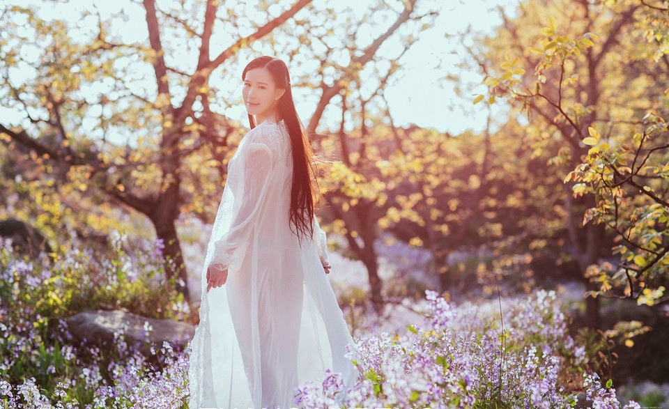 小清新美女性感比基尼野外娇媚写真