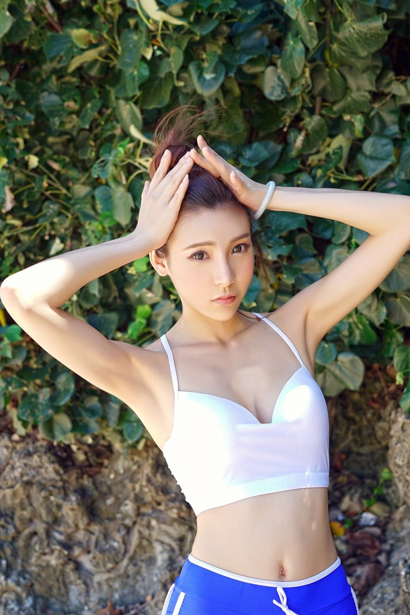 海边性感泳装少女Hana妹丰胸细腰诱人