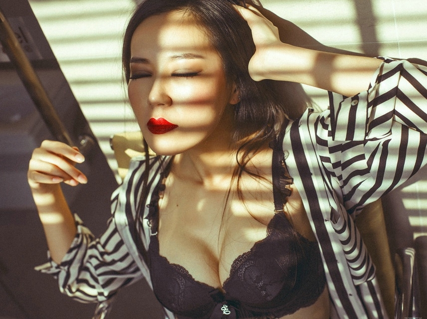 妖娆美女内衣爆乳性感居家写真