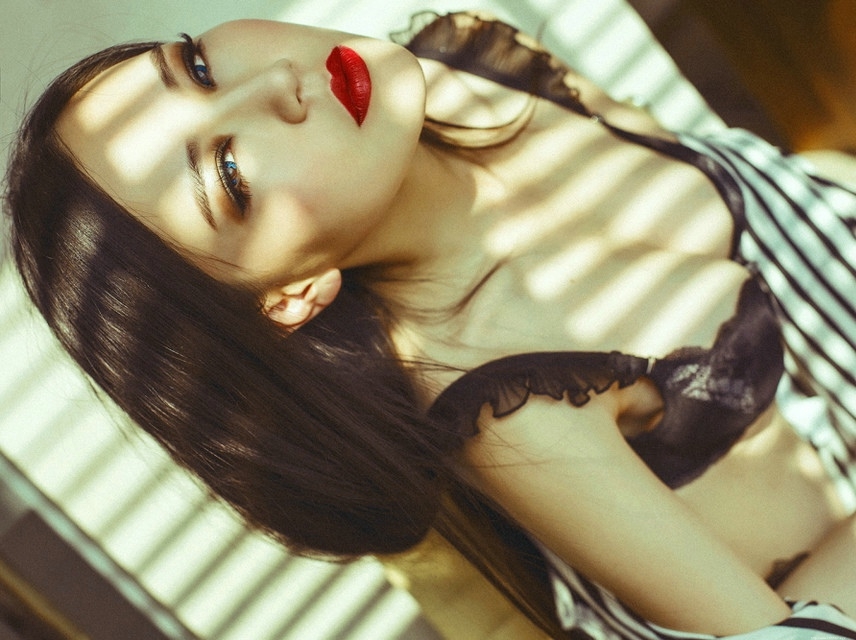 妖娆美女内衣爆乳性感居家写真