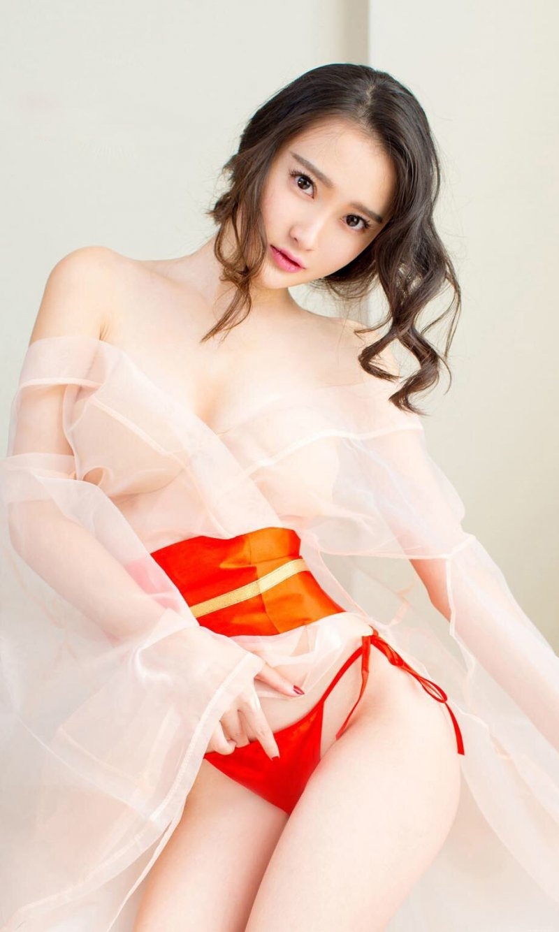 性感少女潇潇薄纱内衣酥胸半露绝色诱惑图片