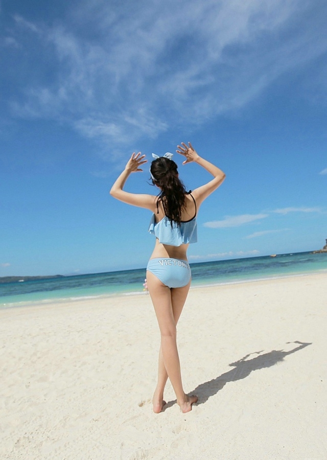 俏皮漂亮泳装妹子甜美可爱沙滩写真