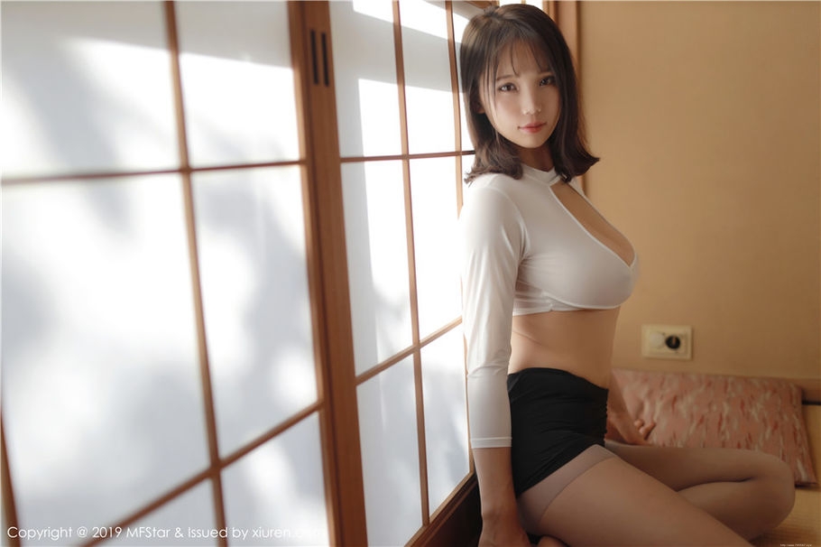 巨乳性感少妇李可可透视装诱惑私房照