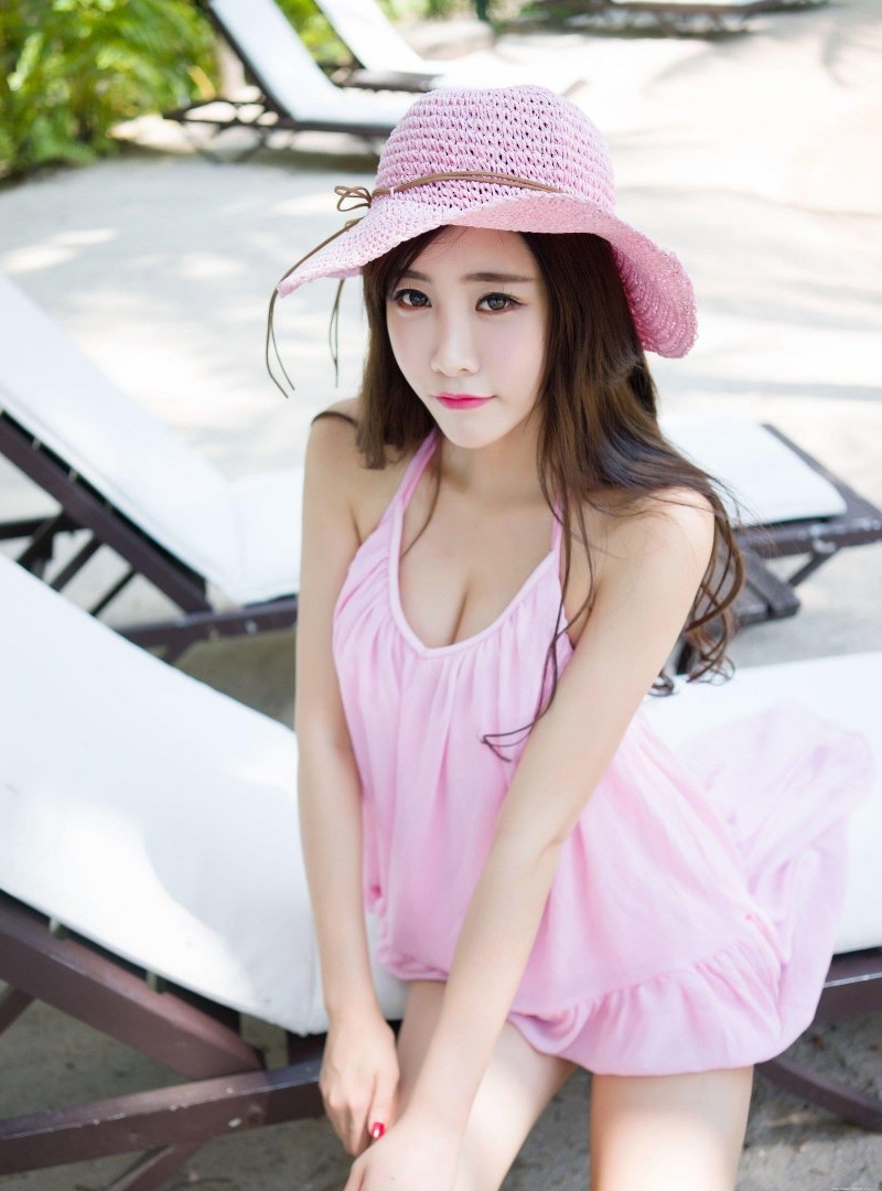 粉嫩女郎程小烦可爱性感户外写真