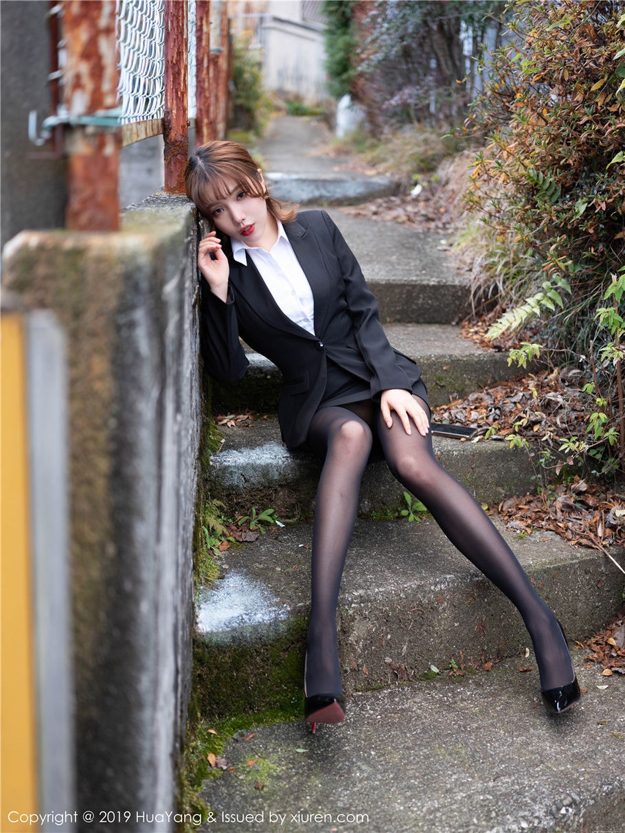 性感秘书黄楽然制服丝袜美臀诱惑外拍写真