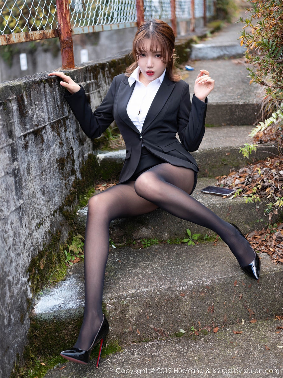 性感秘书黄楽然制服丝袜美臀诱惑外拍写真