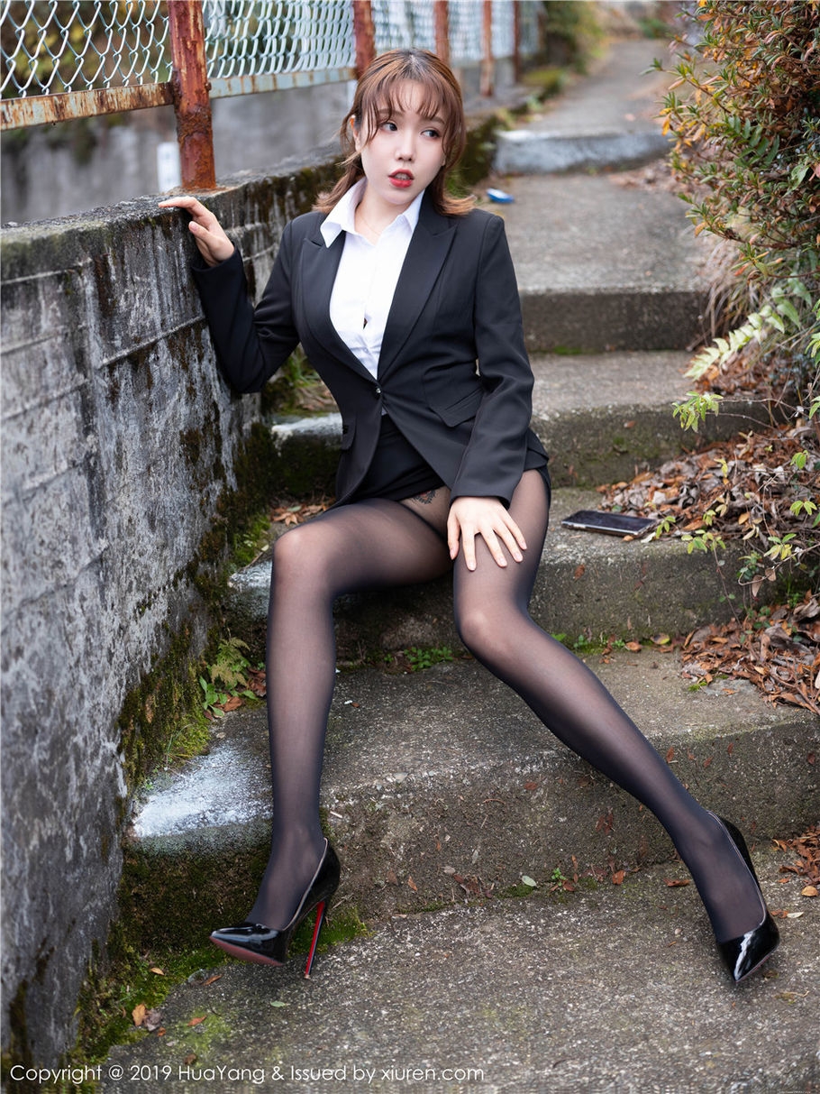 性感秘书黄楽然制服丝袜美臀诱惑外拍写真