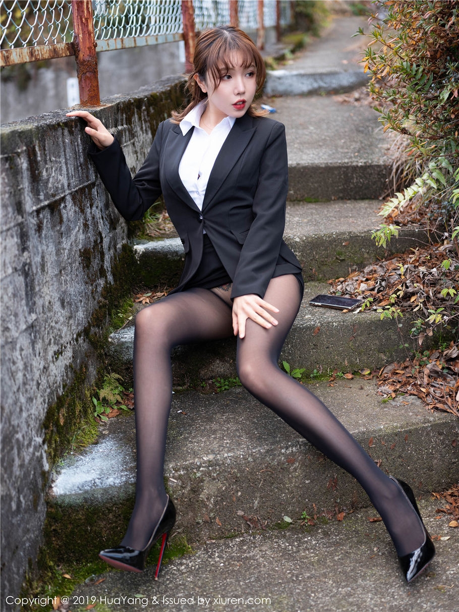 性感秘书黄楽然制服丝袜美臀诱惑外拍写真