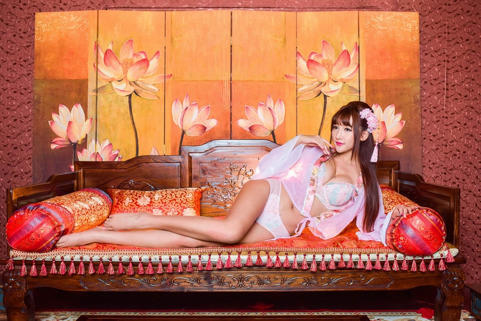 古装美女美胸长腿诱惑风情妖娆写真