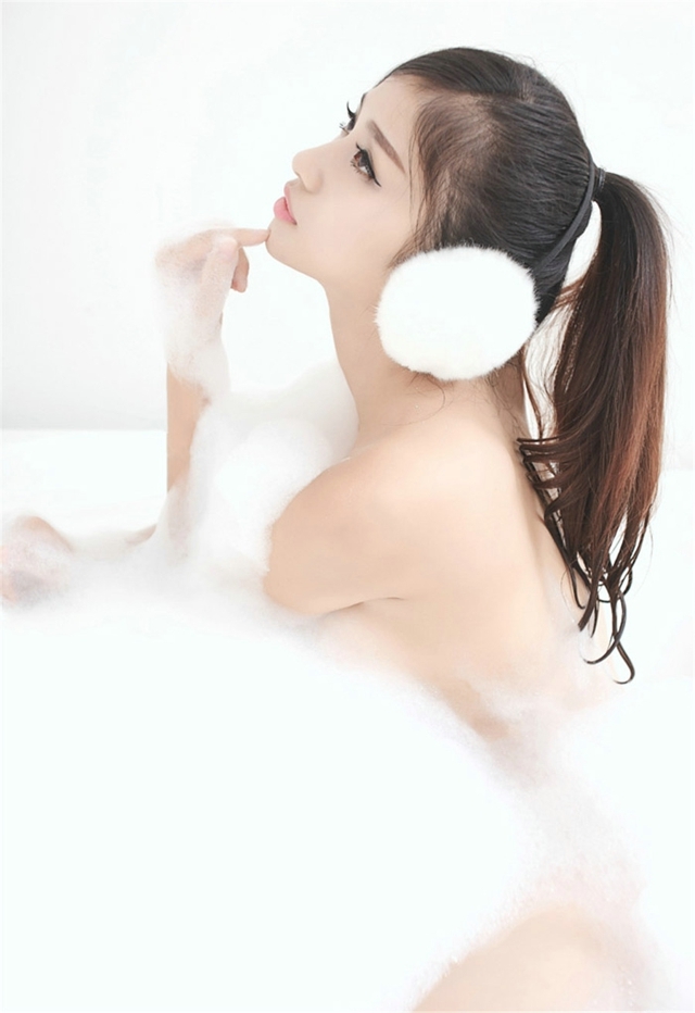 性感清秀少女真空上阵浴室泡沫写真