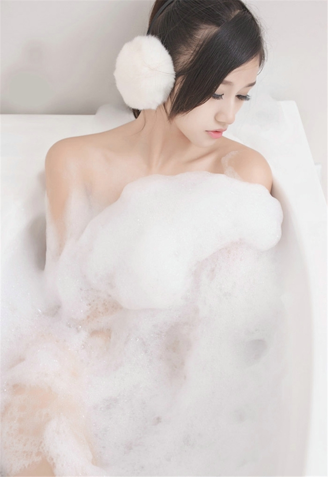 性感清秀少女真空上阵浴室泡沫写真