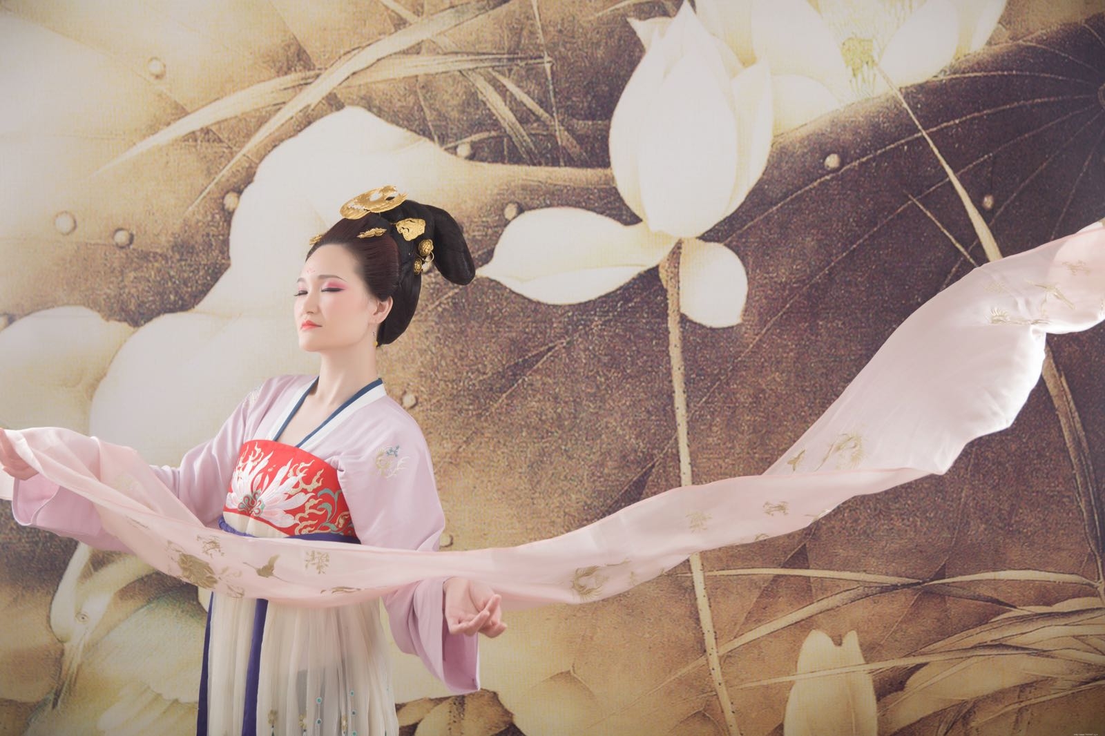 古装抹胸美女妖娆身姿性感写真