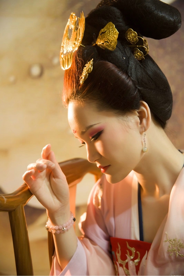 古装抹胸美女妖娆身姿性感写真