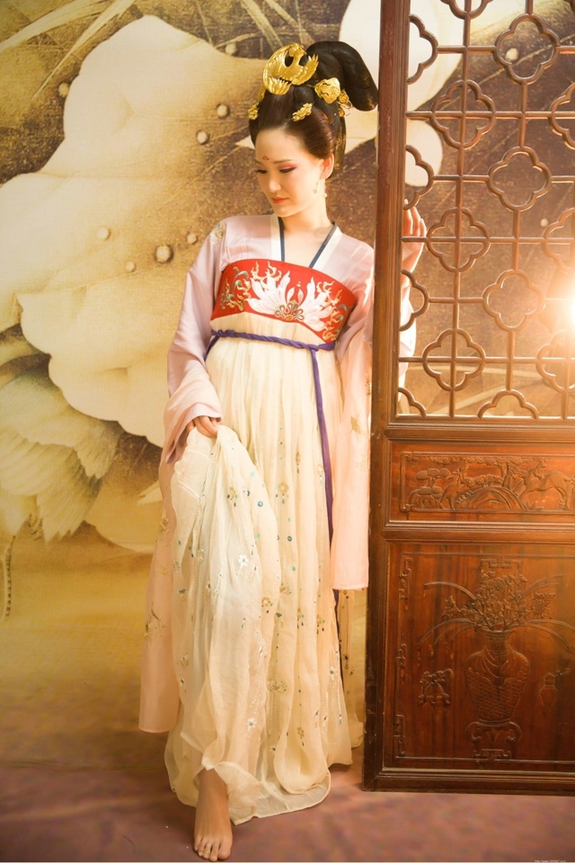 古装抹胸美女妖娆身姿性感写真