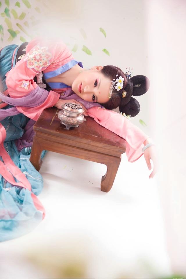 古装抹胸美女妖娆身姿性感写真