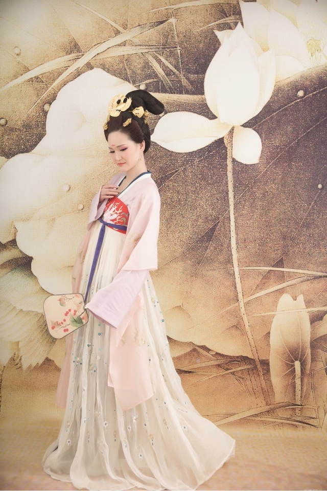 古装抹胸美女妖娆身姿性感写真