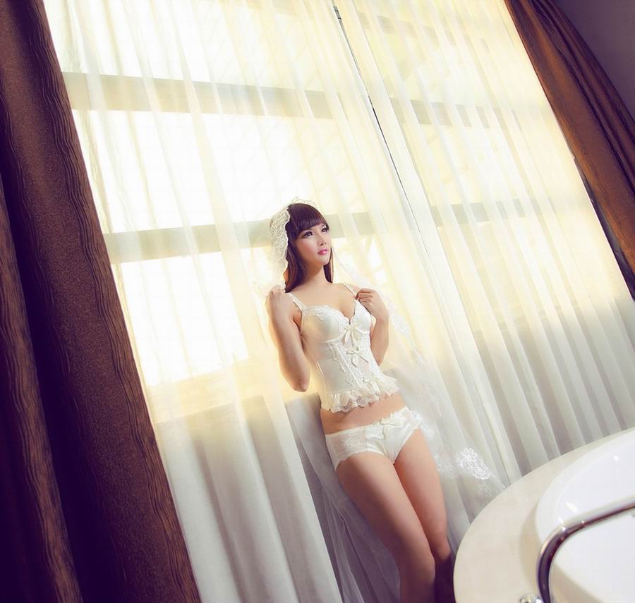 长发性感内衣少女秀色可餐私房美乳写真