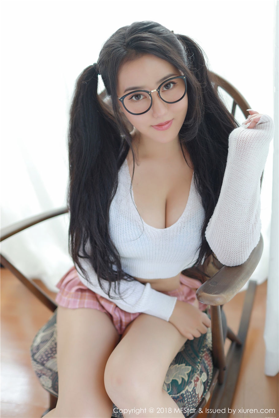 妖艳性感少妇Manuela玛鲁娜低胸装爆乳诱惑写真