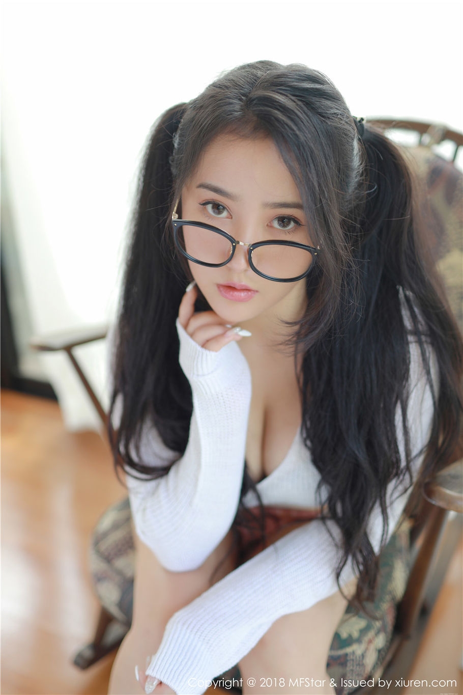 妖艳性感少妇Manuela玛鲁娜低胸装爆乳诱惑写真