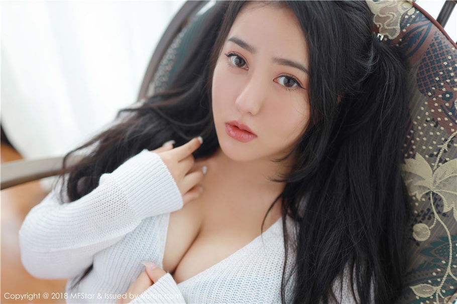 妖艳性感少妇Manuela玛鲁娜低胸装爆乳诱惑写真