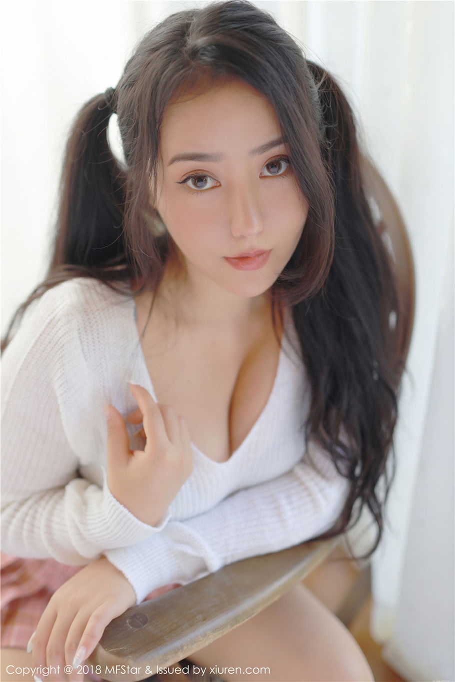 妖艳性感少妇Manuela玛鲁娜低胸装爆乳诱惑写真