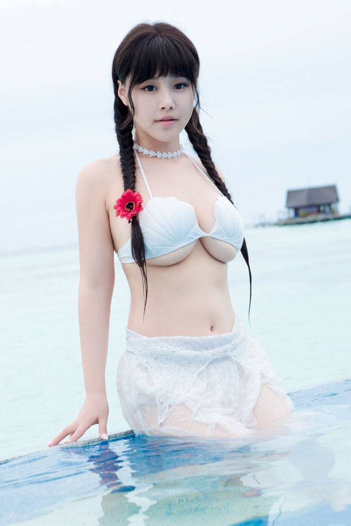 白嫩巨乳性感女生江伊涵泳装湿身惹火写真